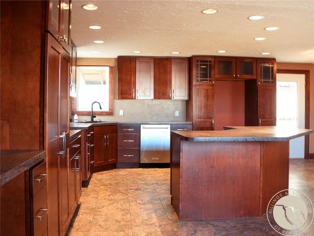 121 W Southern Avenue, Plentywood, MT 59254