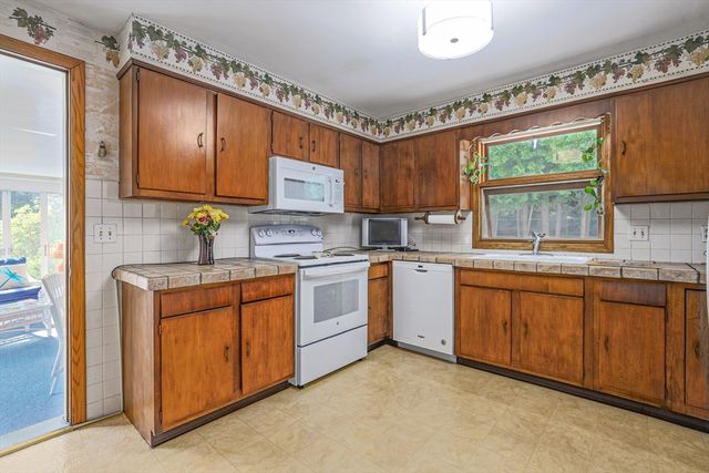 15 Norman Place, Leominster, MA 01453