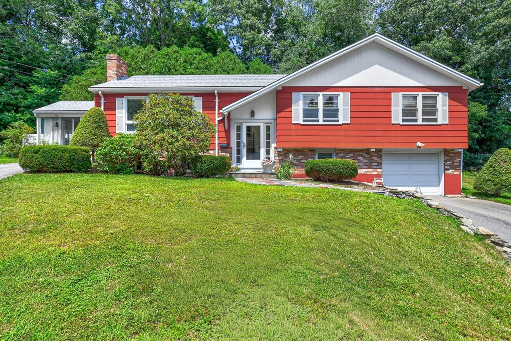 15 Norman Place, Leominster, MA 01453