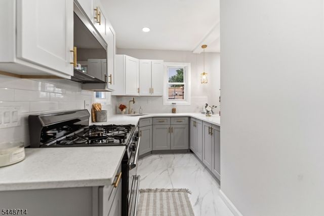 947 William St, Elizabeth City, NJ 07201