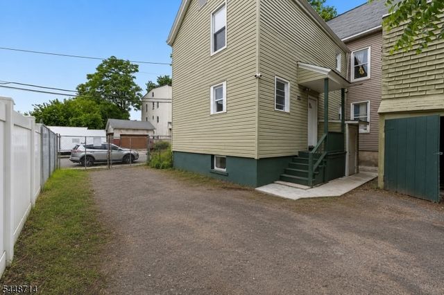 947 William St, Elizabeth City, NJ 07201