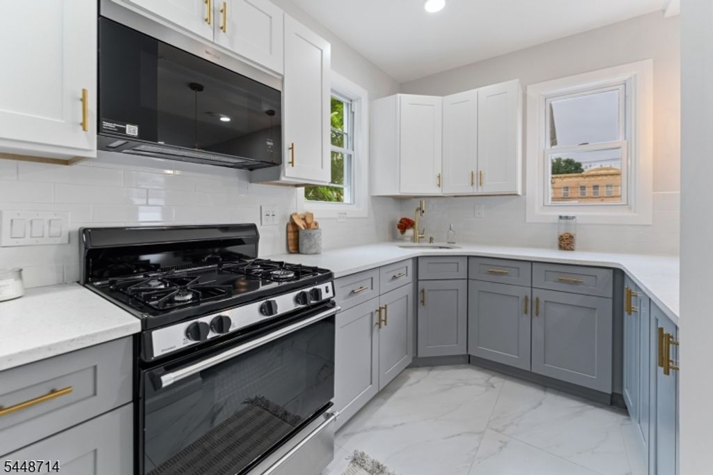 947 William St, Elizabeth City, NJ 07201