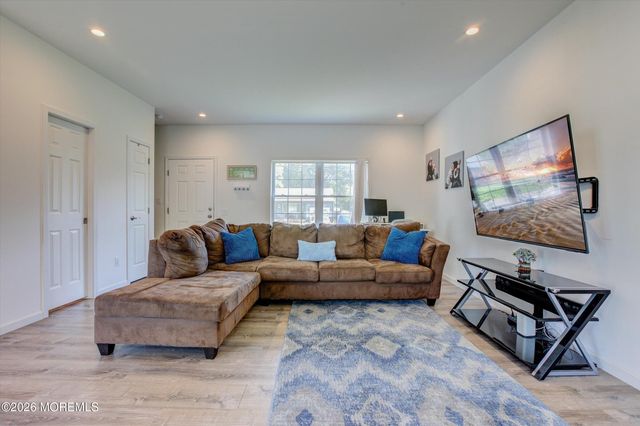 84 4th Avenue, Toms River, NJ 08757