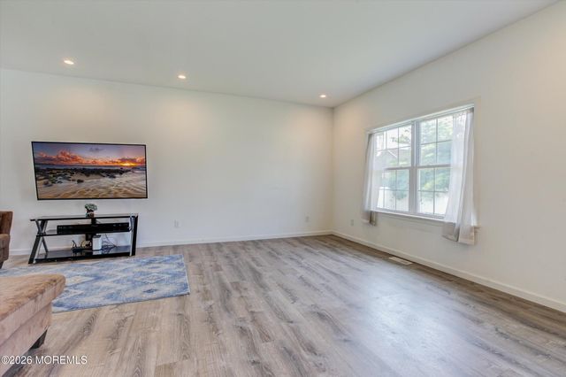 84 4th Avenue, Toms River, NJ 08757