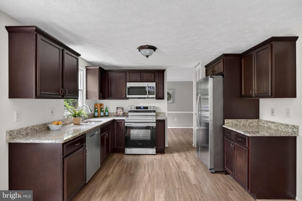 Image 12 of property listing at 7853 GRASSY GARTH, Elkridge, MD 21075