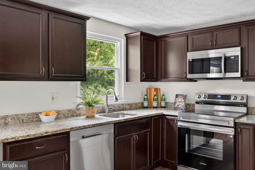 Image 14 of property listing at 7853 GRASSY GARTH, Elkridge, MD 21075