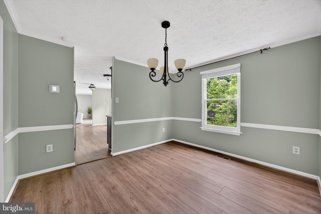 Image 9 of property listing at 7853 GRASSY GARTH, Elkridge, MD 21075