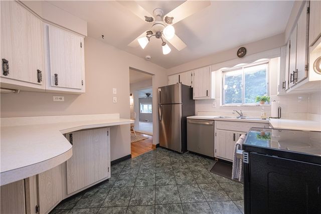 5229 Colewood Dr, Baldwin Boro, PA 15236