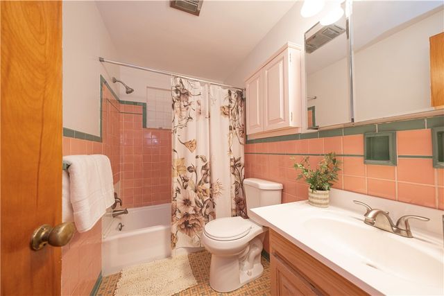 5229 Colewood Dr, Baldwin Boro, PA 15236