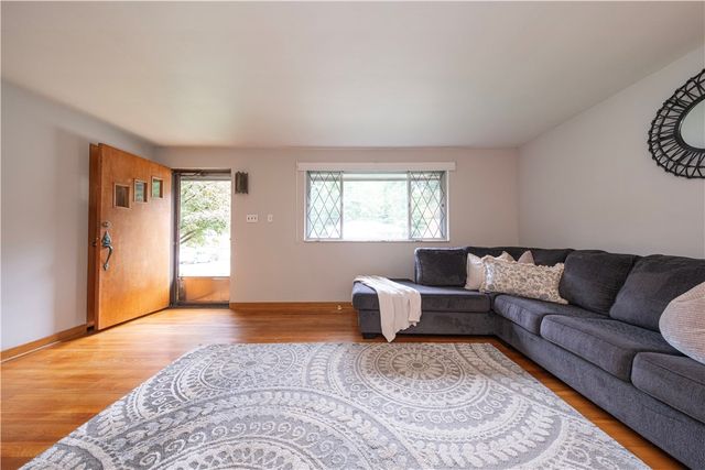5229 Colewood Dr, Baldwin Boro, PA 15236