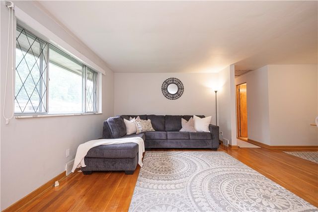 5229 Colewood Dr, Baldwin Boro, PA 15236