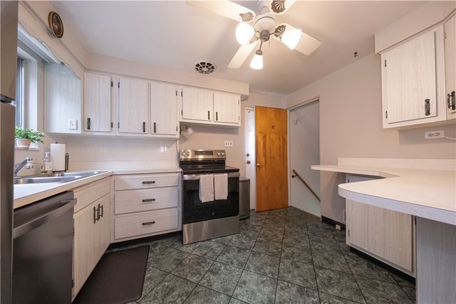 5229 Colewood Dr, Baldwin Boro, PA 15236