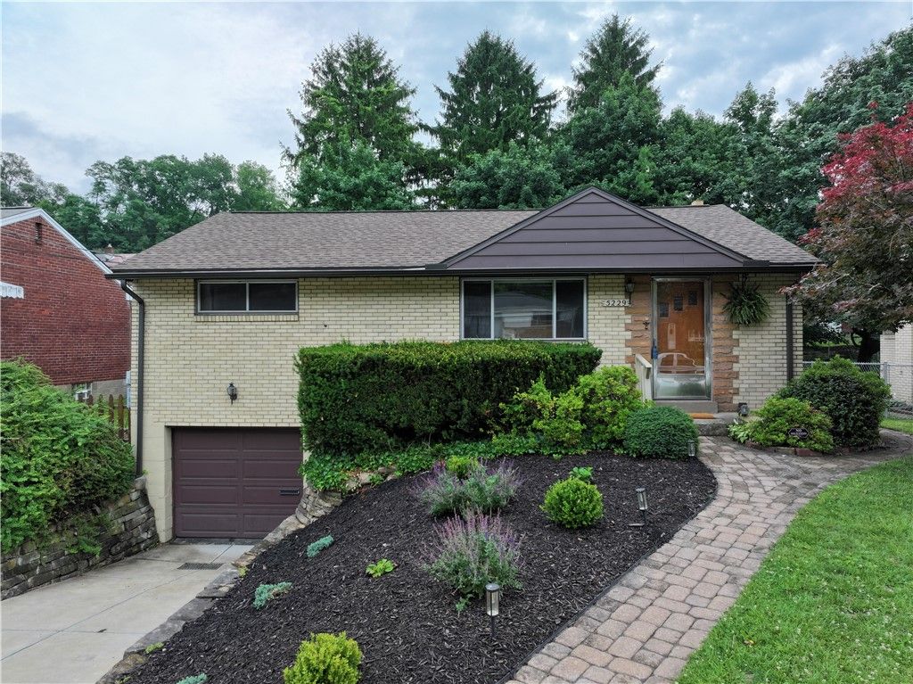 5229 Colewood Dr, Baldwin Boro, PA 15236