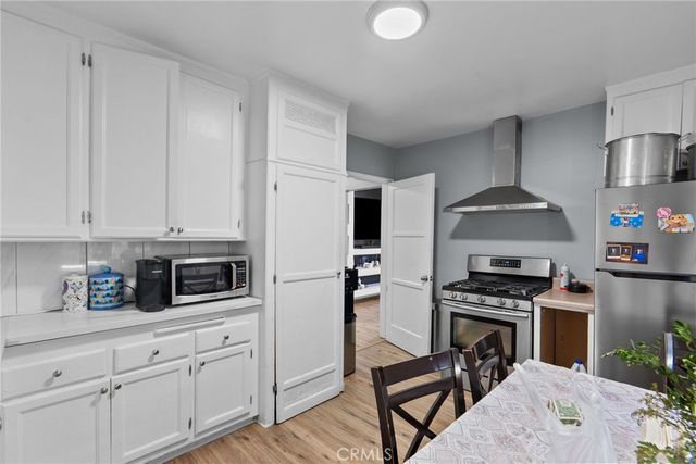 11816 Victory Boulevard, North Hollywood, CA 91606