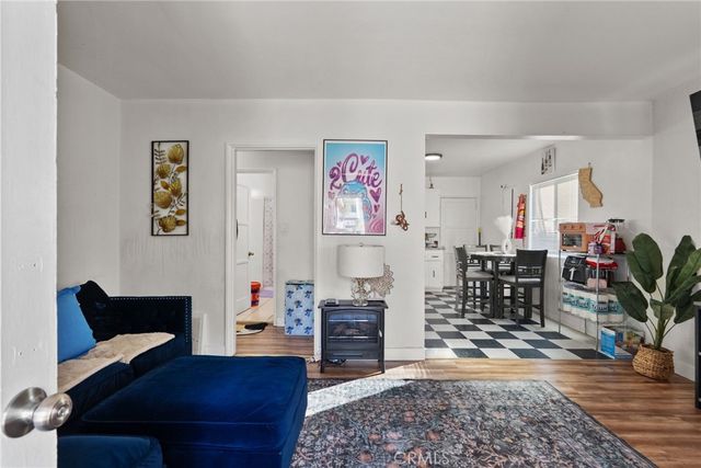 11816 Victory Boulevard, North Hollywood, CA 91606