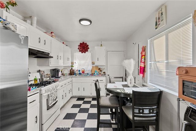 11816 Victory Boulevard, North Hollywood, CA 91606