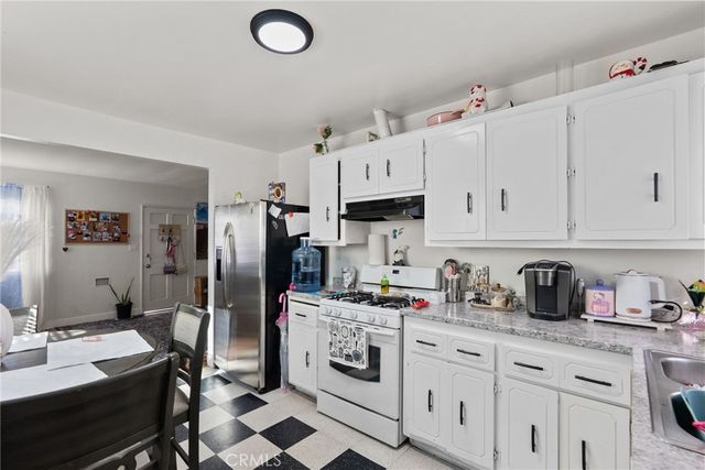 11816 Victory Boulevard, North Hollywood, CA 91606