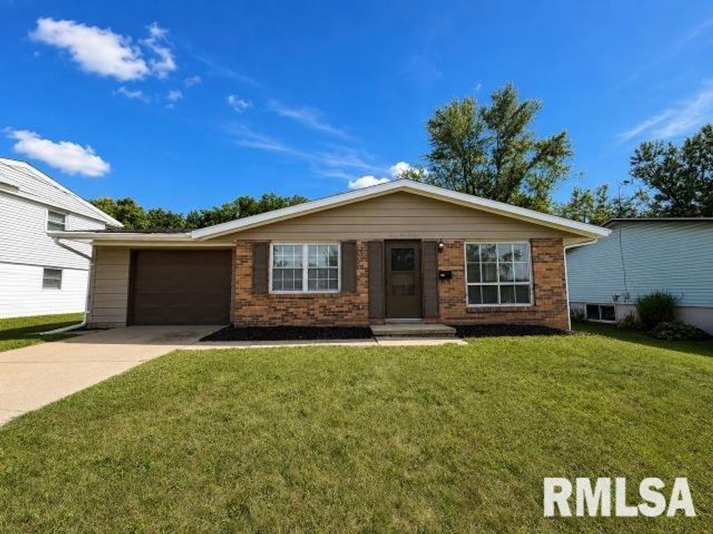 2220 W KENSINGTON Drive, Peoria, IL 61614