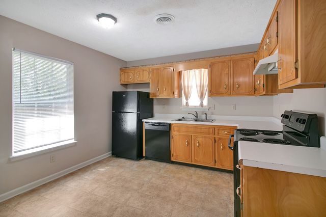 999 Stateline Rd, Oak Grove, KY 42262
