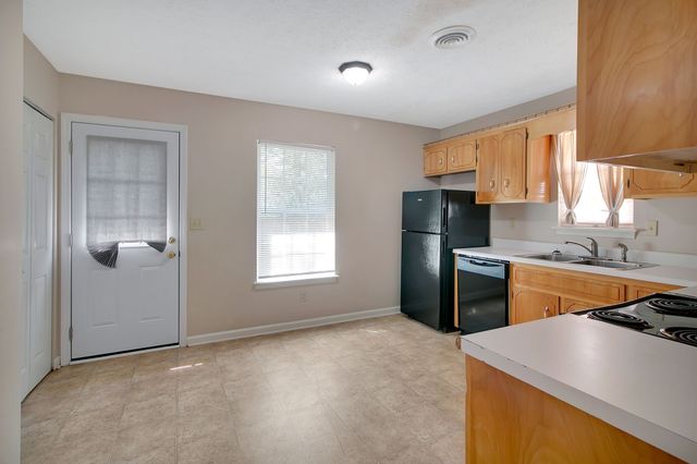999 Stateline Rd, Oak Grove, KY 42262