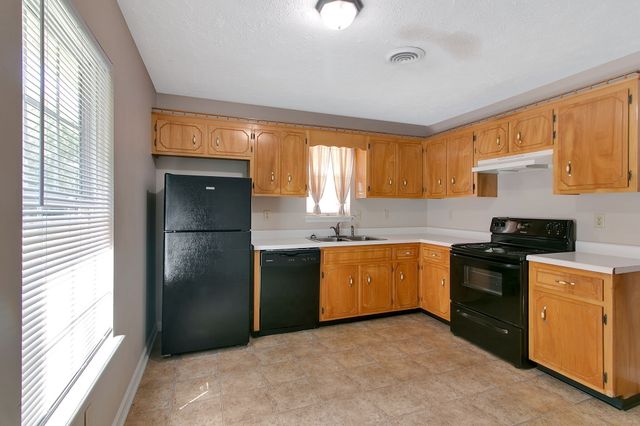 999 Stateline Rd, Oak Grove, KY 42262