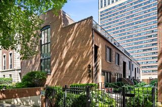 334 W Barry Avenue B, Chicago, IL 60657