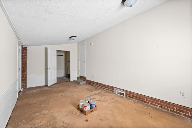 3 Garth Dr, Clarksville, TN 37040