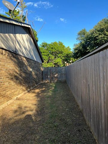 802 Matthews Court, Arlington, TX 76012