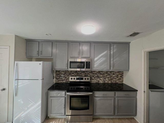 802 Matthews Court, Arlington, TX 76012