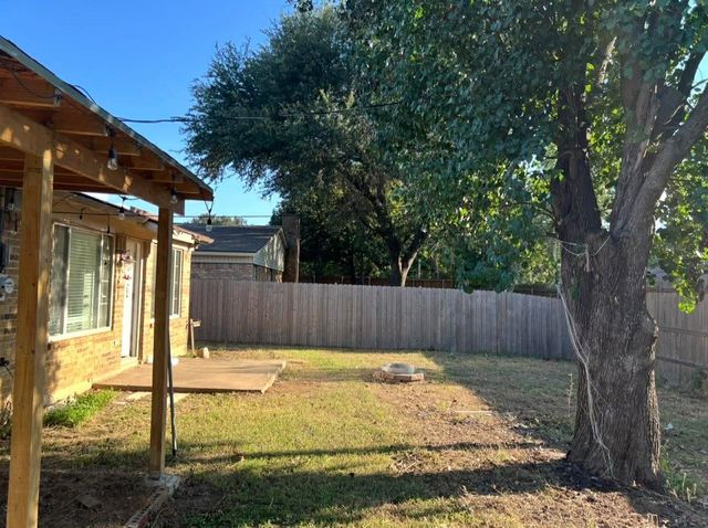 802 Matthews Court, Arlington, TX 76012