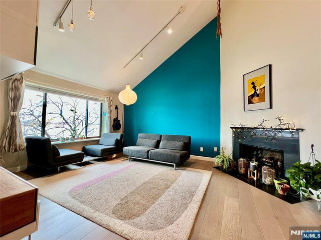 195 Sandcastle Key, Secaucus, NJ 07094