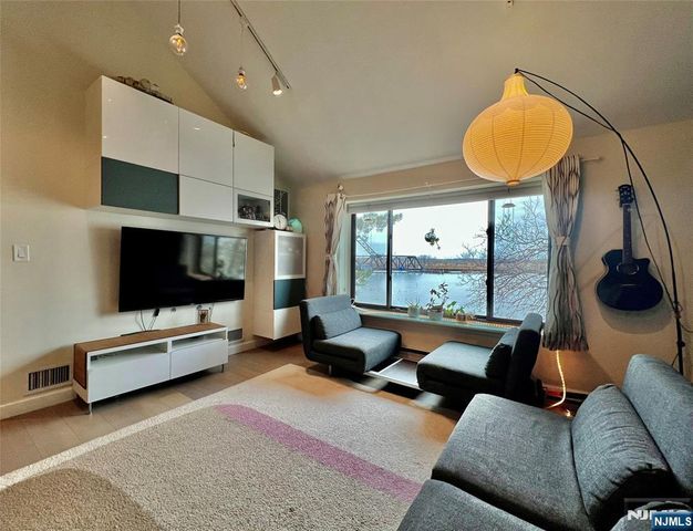 195 Sandcastle Key, Secaucus, NJ 07094