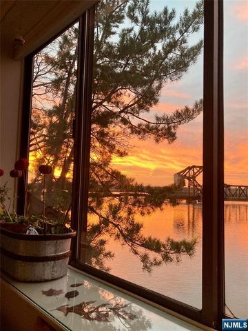 195 Sandcastle Key, Secaucus, NJ 07094