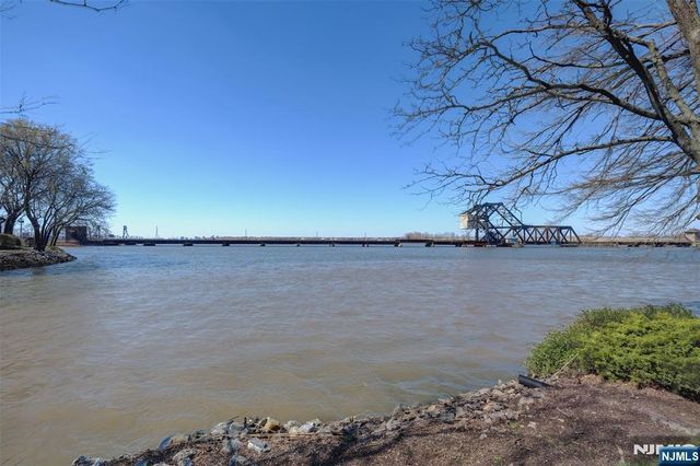 195 Sandcastle Key, Secaucus, NJ 07094