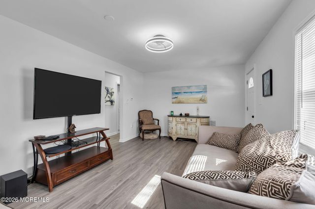 15 Pica Place, Tinton Falls, NJ 07724