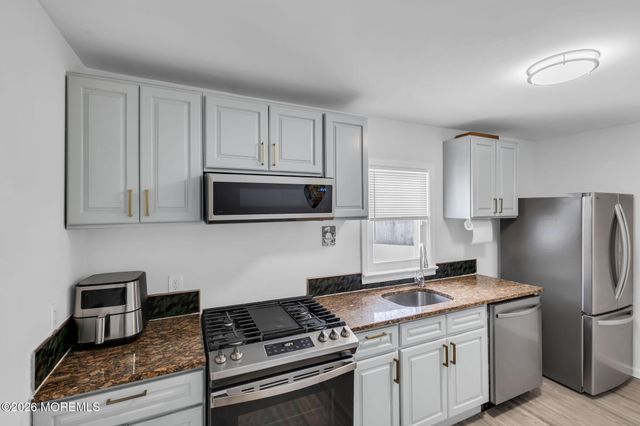 15 Pica Place, Tinton Falls, NJ 07724