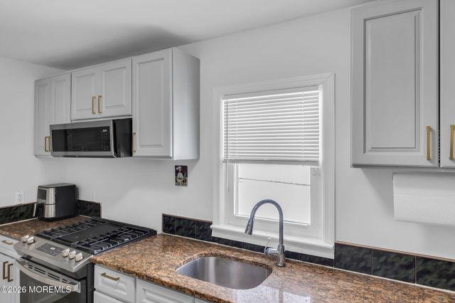 15 Pica Place, Tinton Falls, NJ 07724