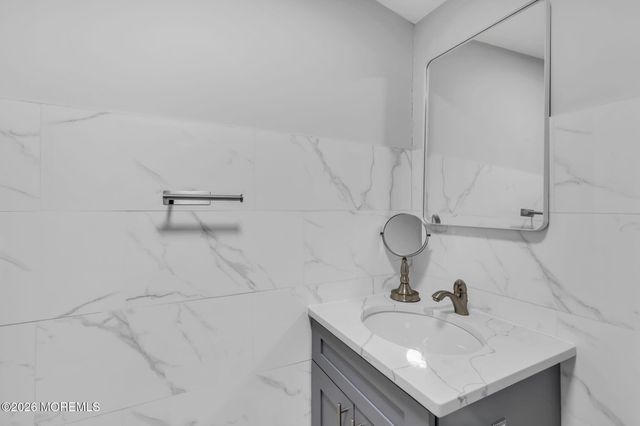 15 Pica Place, Tinton Falls, NJ 07724