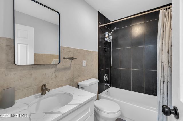 15 Pica Place, Tinton Falls, NJ 07724