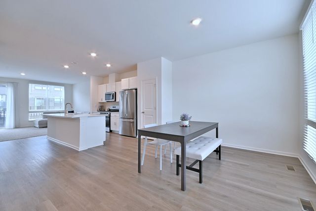 332 Summit Circle, Lombard, IL 60148