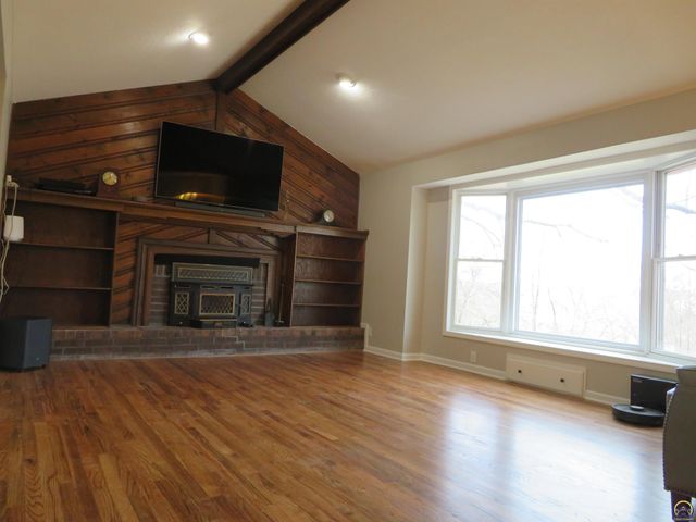 24243 Sandusky Rd, Tonganoxie, KS 66086