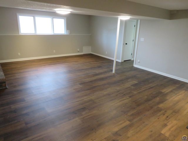 24243 Sandusky Rd, Tonganoxie, KS 66086