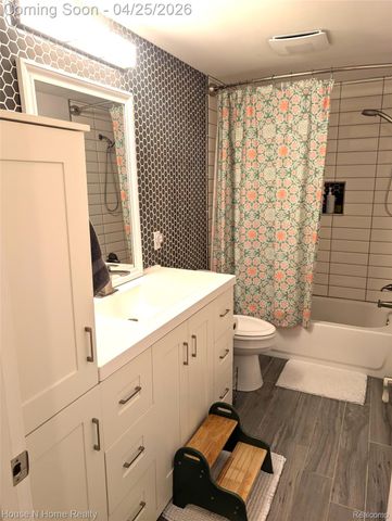 37816 Baywood Drive, Farmington Hills, MI 48335