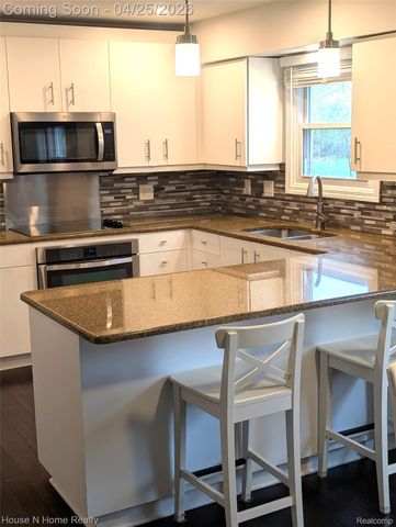 37816 Baywood Drive, Farmington Hills, MI 48335