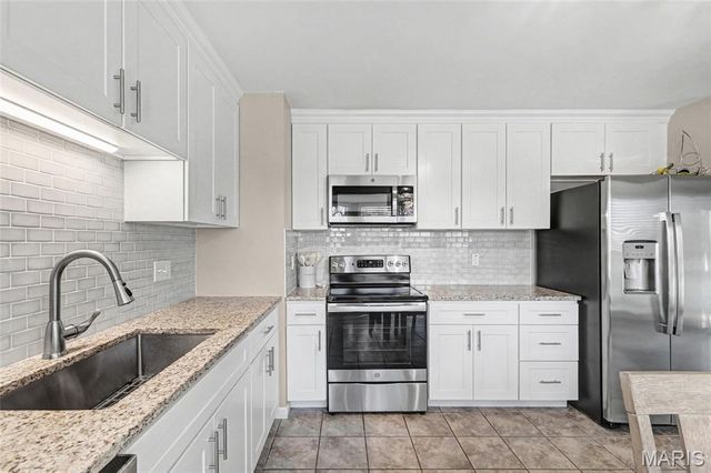 4200 Meadowgreen Trails Drive, St Louis, MO 63129