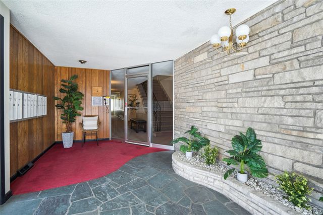 4225 Grand Avenue 8, Des Moines, IA 50312