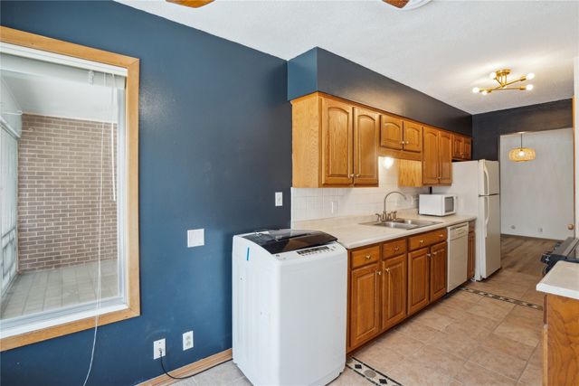 4225 Grand Avenue 8, Des Moines, IA 50312