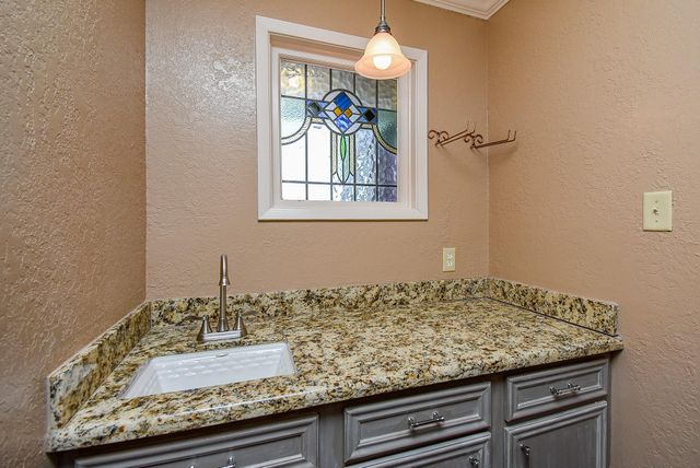 1730 Avenue C F, El Campo, TX 77437