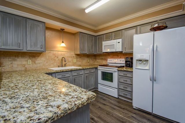 1730 Avenue C F, El Campo, TX 77437