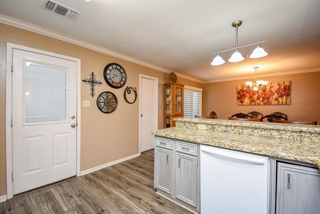 1730 Avenue C F, El Campo, TX 77437